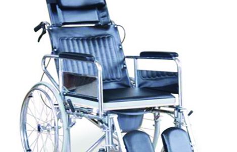 Универзална инвалидска количка со адаптација за WC